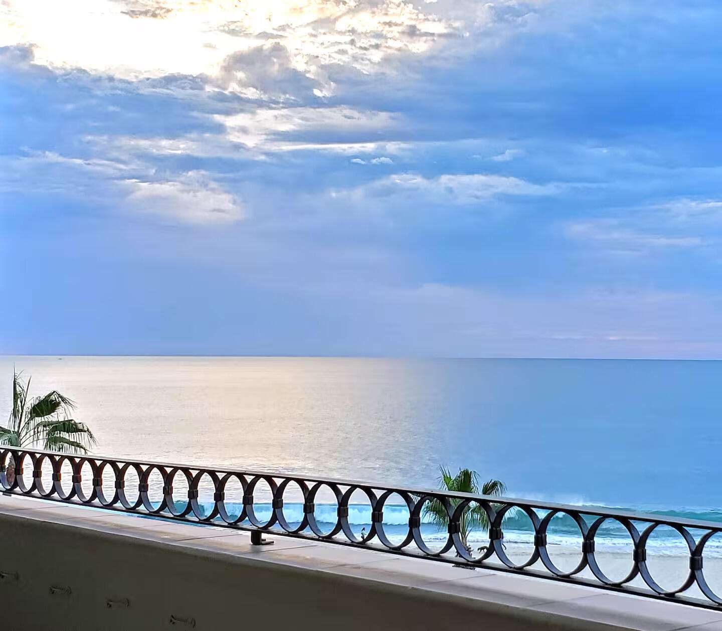San Jose del Cabo El Zalate Welcome to El Zalate, one of the premier oceanfront communities in Costa Azul, San José del Cabo. Perched on the 5th floor, this completely renovated condo offers unobstructed for sale