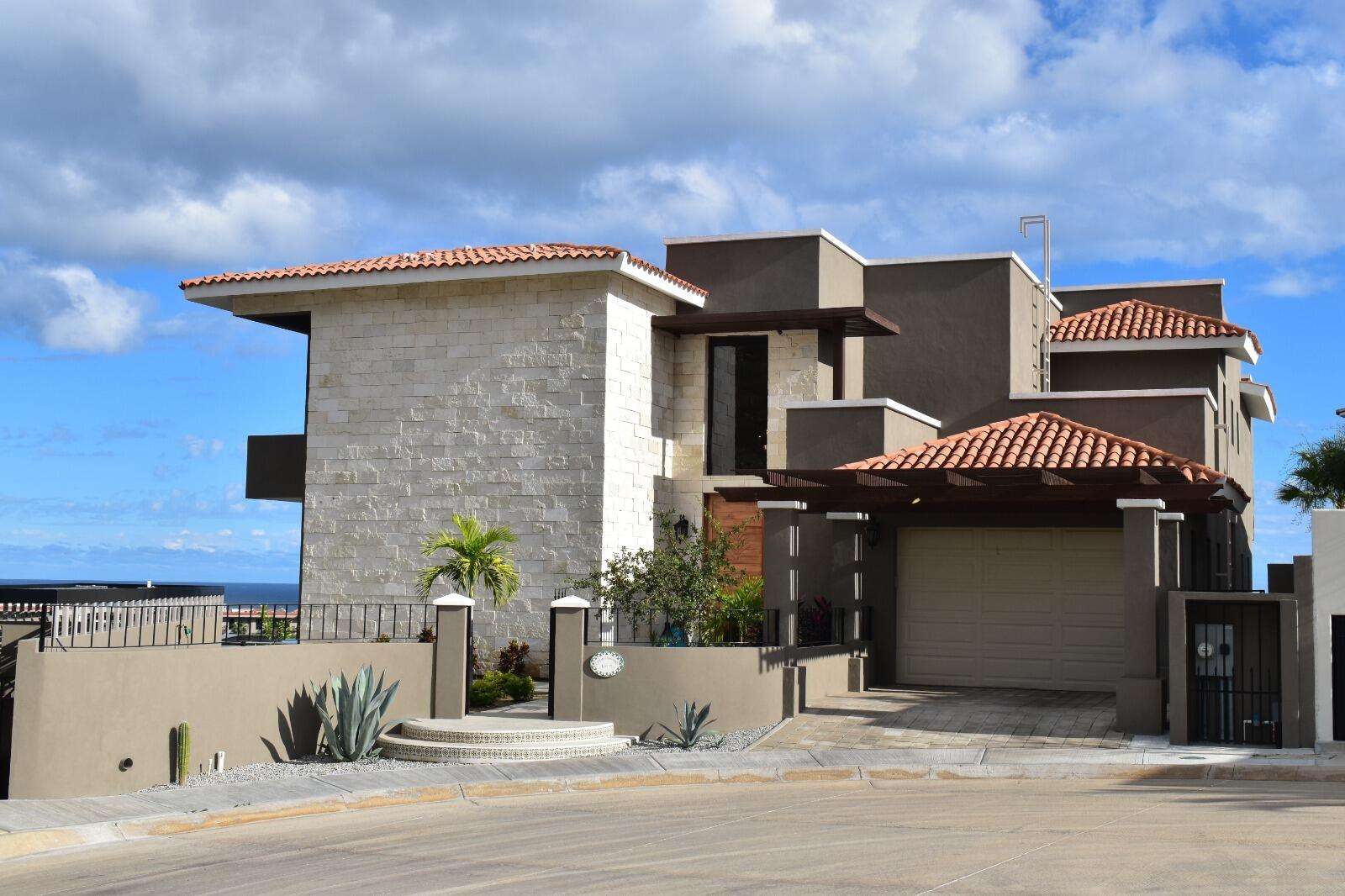 San Jose del Cabo La Noria Casa Lau'ren offers contemporary luxury with 4 bedrooms plus a private casita. Overlooking the Jack Nicklaus Signature Golf Course, this elegant home features ocean for sale