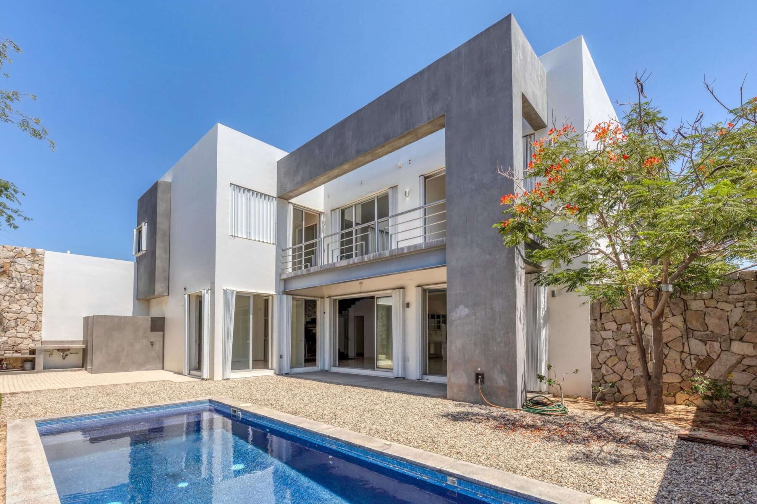 San Jose del Cabo Sjd N,W Of 1:General Residence located in one of the fastest-growing areas of San José del Cabo. Built on a generous 500 m² lot, this beautiful home offers privacy, comfort, and spacious living with 5 bedrooms, 5.5 bathrooms, and an ideal layout for families, entertaining, or vacation living.The property features a private swimming pool, modern architectural design, open living spaces, abundant natural light, and generous indoor and outdoor areas.No HOA fees, giving owners greater flexibility and lower monthly expenses. – #08 block Julia Navarrete, San Jose del Cabo, BS