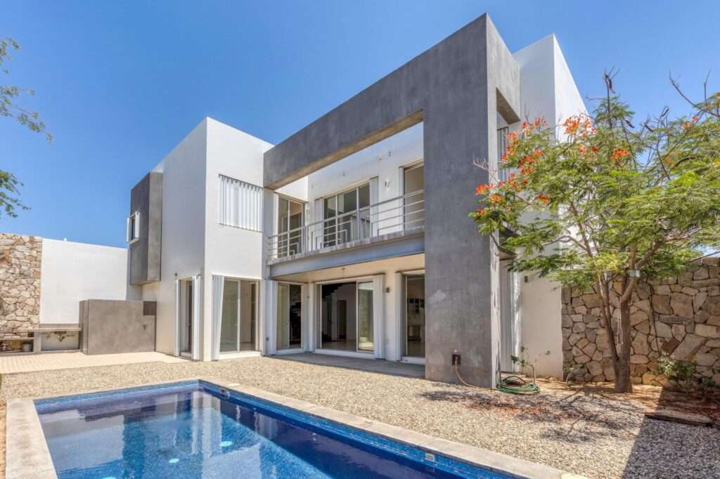 San Jose del Cabo Sjd N,W Of 1:General Residence located in one of the fastest-growing areas of San José del Cabo. Built on a generous 500 m² lot, this beautiful home offers privacy, comfort, and spacious living with 5 bedrooms, 5.5 bathrooms, and an ideal layout for families, entertaining, or vacation living.The property features a private swimming pool, modern architectural design, open living spaces, abundant natural light, and generous indoor and outdoor areas.No HOA fees, giving owners greater flexibility and lower monthly expenses. – #08 block Julia Navarrete, San Jose del Cabo, BS