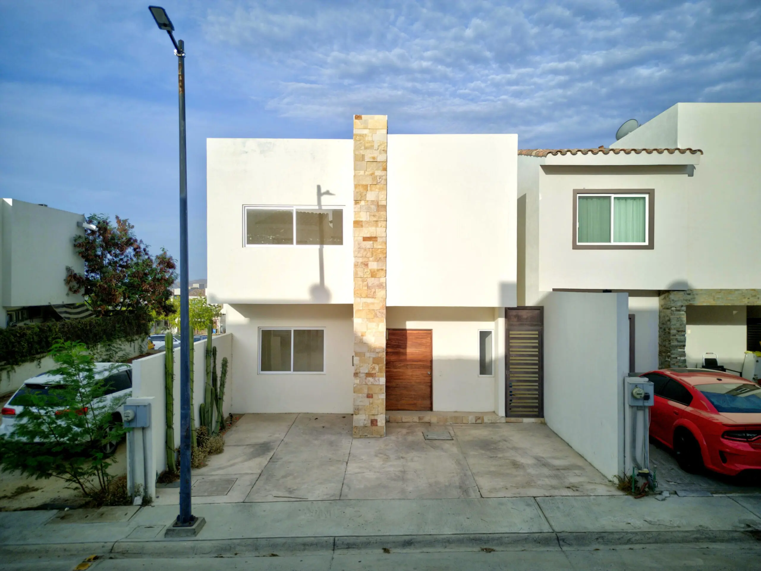 San Jose del Cabo Monte Real Residencia construida en 2023 ubicada en Privada del Rey, una de las comunidades con mayor demanda en la zona de Monte Real, San José del Cabo. Terreno de 150 m² y 155.30 m² de construcción. Cuenta con 3 recámaras, la principal con walk-in clóset y baño privado, estudio con opción a 4.ª recámara, 2.5 baños, cocina integral equipada con horno, estufa y campana, patio con pasto sintético y estacionamiento para 2 autos. La propiedad es 100% eléctrica, sin instalación de gas. La privada ofrece alberca, área de asador y parque infantil. Precio de – Calle Villa del Rey, mzna 84, San Jose del Cabo, BS
