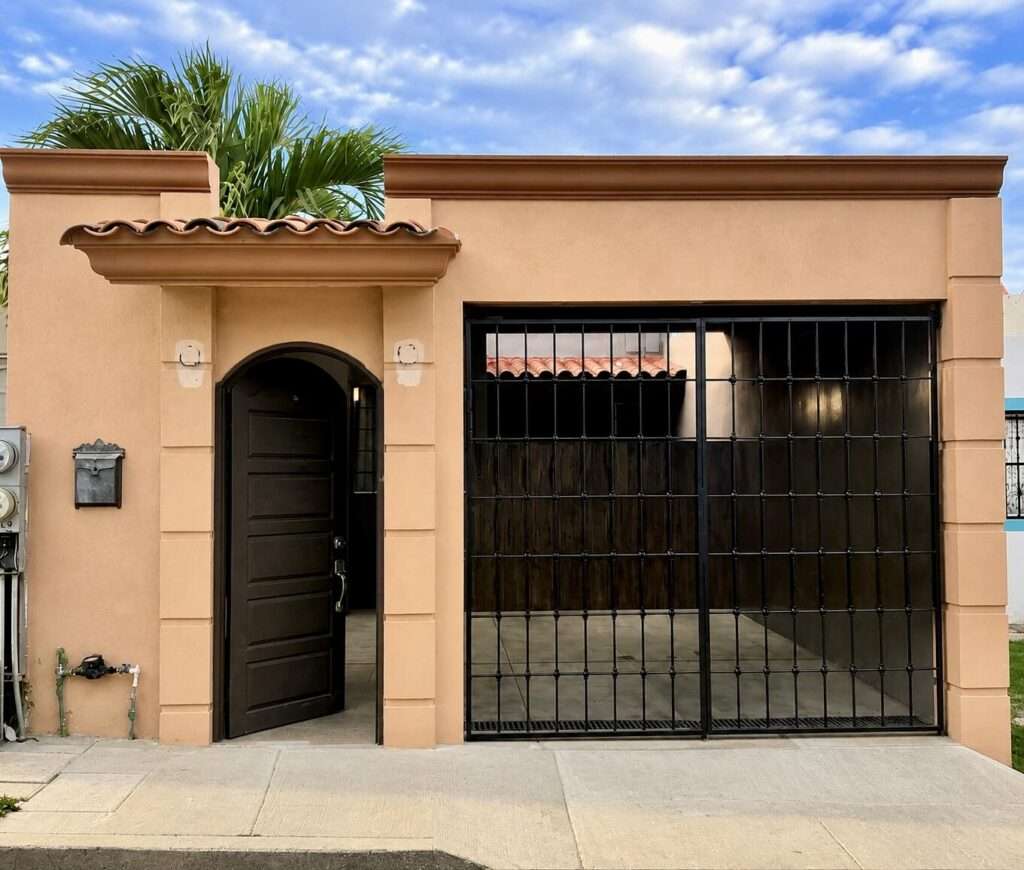 San Jose del Cabo Monte Real Una casa lista para habitarse, totalmente equipada y diseñada para ofrecer comodidad, funcionalidad y un estilo de vida practico. Cuenta con porton y cochera techada, brindando mayor seguridad y comodidad.Ademas, su excelente ubicación te permite un acceso rápido a las principales vialidades, asi como cercanía a escuelas, supermercados, tiendas y todos los servicios esenciales. – Casa 34 Lomas Del Tule, San Jose Corridor, BS