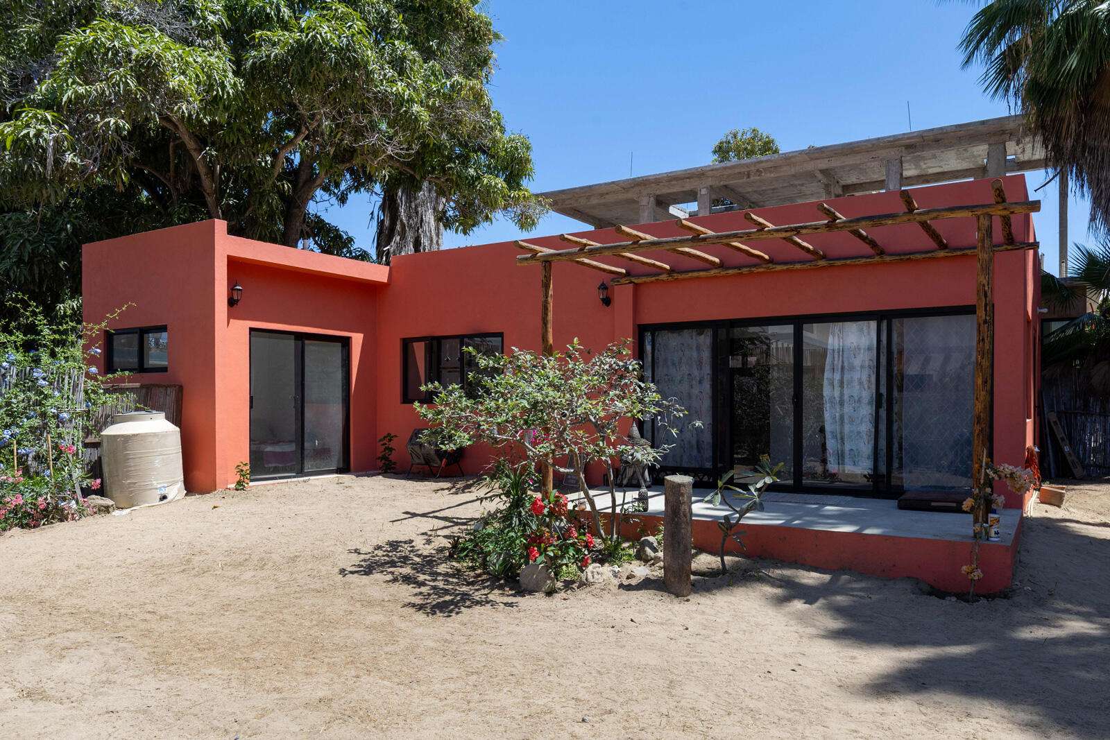 San Jose del Cabo Sjd N,W Of 1:General Residence located in one of the fastest-growing areas of San José del Cabo. Built on a generous 500 m² lot, this beautiful home offers privacy, comfort, and spacious living with 5 bedrooms, 5.5 bathrooms, and an ideal layout for families, entertaining, or vacation living.The property features a private swimming pool, modern architectural design, open living spaces, abundant natural light, and generous indoor and outdoor areas.No HOA fees, giving owners greater flexibility and lower monthly expenses. – M9L25 Biznaga, San Jose Corridor, BS